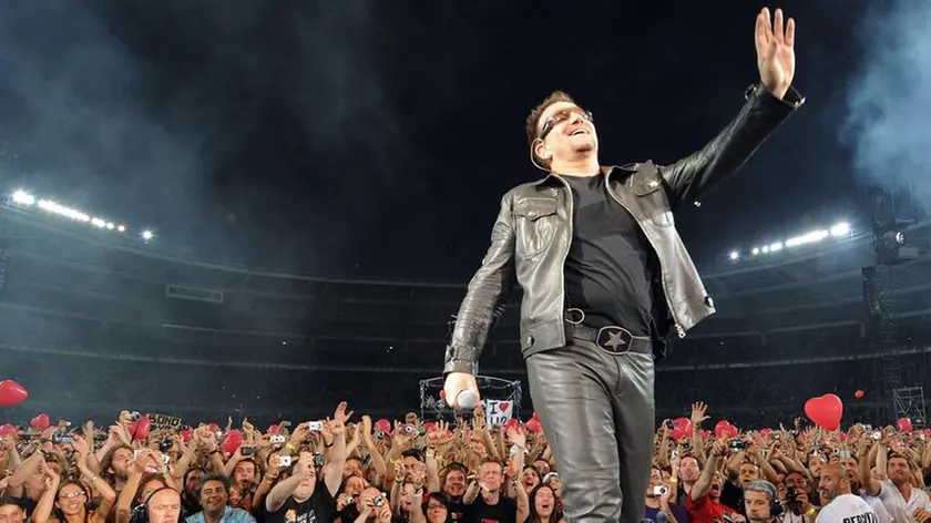 Bono Vox sul palco dello Stadio Olimpico di Torino, in una foto del 6 agosto 2010. /ANSA/Alessandro Di Marco