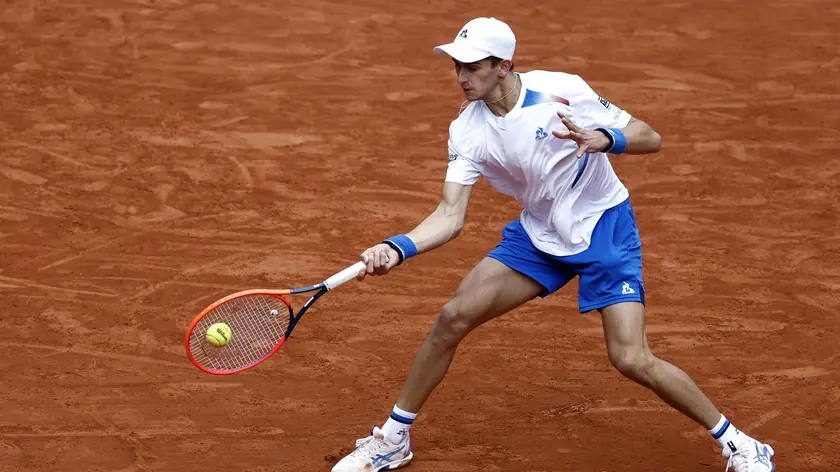 epa11385493 Matteo Arnaldi of Italy in action during his Men's Singles 4th round match against Stefanos Tsitsipas of Greece during the French Open Grand Slam tennis tournament at Roland Garros in Paris, France, 02 June 2024. EPA/MOHAMMED BADRA