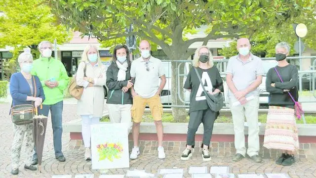 Un gruppo di una ventina di persone, tra pazienti e amici (nella foto alcuni dei partecipanti) si è dato appuntamento ieri mattina in piazza a Camponogara per testimoniare solidarietà nei confronti della dottoressa Elena De Bellis, sospesa dall’incarico perché non vaccinata. “Rivoglio la mia dottoressa”, si leggeva in uno dei disegni realizzati dai bambini.