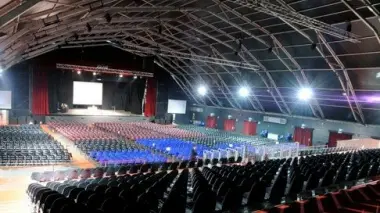 DUE SPAZI DA VIVERE A sinistra l’interno del Gran teatro Geox in corso Australia: partita su maxischermo A destra l’ ultima partita vista al maxischermo dei giardini Appiani.
