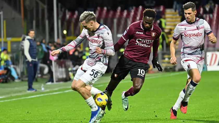 Salernitana’s Boulaye Dia and Bologna's Salexis Aelemaekers in action during the Italian Serie A soccer match US Salernitana vs Bologna FC at the Arechi stadium in Salerno, Italy, 10 December 2023. ANSA/MASSIMO PICA