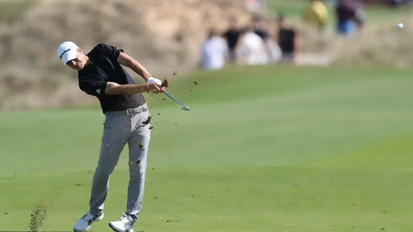 epa10420439 Italian Guido Migliozzi in action during the third round of the Abu Dhabi HSBC Golf Championship 2023 in the Gulf Emirate of Abu Dhabi, United Arab Emirates, 21 January 2023. EPA/ALI HAIDER