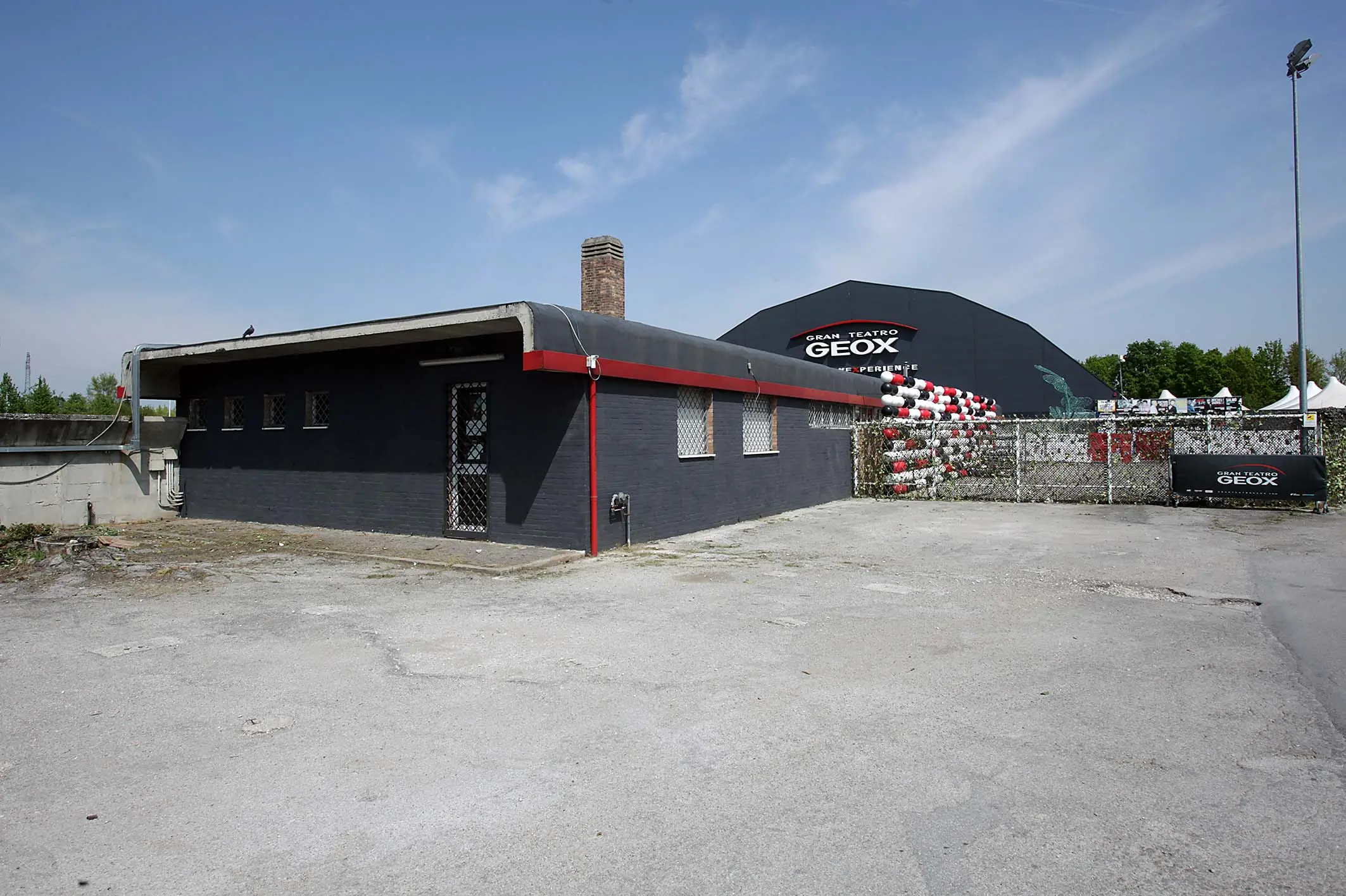 Il Teatro Geox è adiacente all'enorme complesso degli anni Sessanta