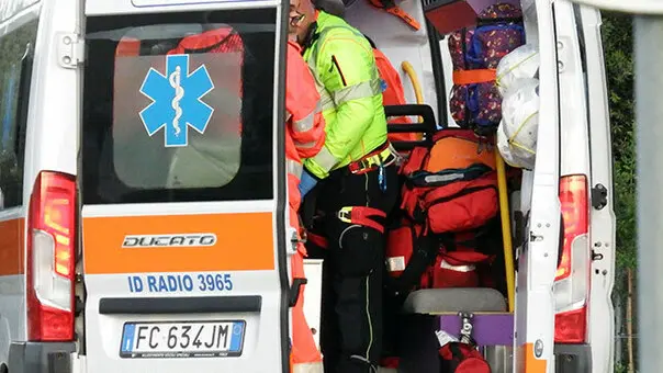 Il giovane di 17 anni è gravissimo in ospedale