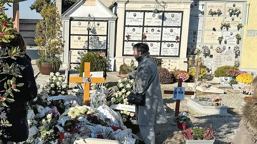 La tomba di Giulia Cecchettin ricoperta di fiori e biglietti nel cimitero di Saonara