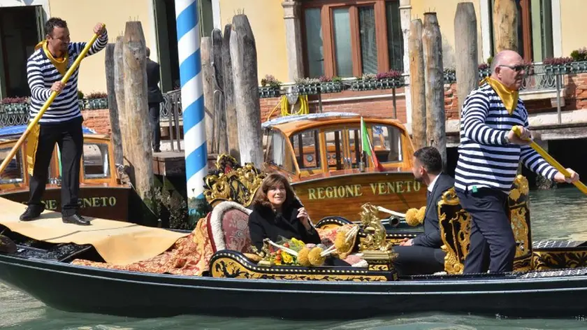 Il trasferimento in gondola della presidente del Senato (foto Interpress-Tagliapietra)