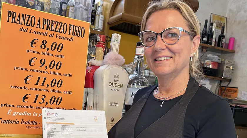 Patrizia Volpato, titolare della Trattoria Isoletta mostra la maxi bolletta dell’Enel