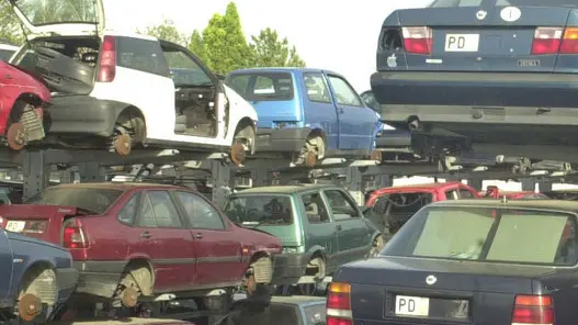 PD 29 agosto 2003 G.M. Autodemolizioni "Al Ponte" , strada battaglia , gente compra vetri sfasciati dalla grandine (BARON) Autodemolizioni AL PONTE , strada Battaglia , vendita vetri auto danneggiate grandine -BARON