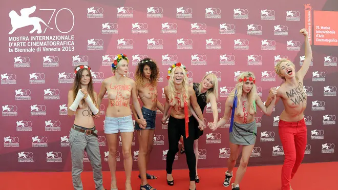 foto Piergiorgio Pirrone - LaPresse.04 09 2013 Lido di Venezia.spettacolo.70esima mostra d'arte cinematografica di Venezia .Photocall del film 'Ukraine Is Not A Brothel' .nella foto: Kitty Green con le Femen..photo Piergiorgio Pirrone - LaPresse.04 09 2013 Venezia Lido .70th Venice film festival .'Ukraine Is Not A Brothel' photocall.in the photo: Kitty Green with the Femen