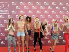 foto Piergiorgio Pirrone - LaPresse.04 09 2013 Lido di Venezia.spettacolo.70esima mostra d'arte cinematografica di Venezia .Photocall del film 'Ukraine Is Not A Brothel' .nella foto: Kitty Green con le Femen..photo Piergiorgio Pirrone - LaPresse.04 09 2013 Venezia Lido .70th Venice film festival .'Ukraine Is Not A Brothel' photocall.in the photo: Kitty Green with the Femen