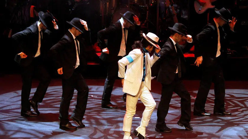 epa06447499 An actor performs as late US artist Michael Jackson (front) on stage during the dress rehearsal of 'Forever', a show about Michael Jackson, held at Nuevo Apolo teather in Madrid, Spain, 17 January 2017. The musical runs between 18 January and 11 March. EPA/Chema Moya
