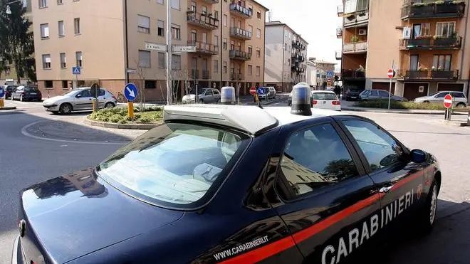 PADOVA 20070310 ALLARME BOMBA ALL'ARCELLA, FATTA BRILLARE VALIGETTA SOSPETTA IN VIA VIOTTI. in foto I CARABINIERI INTERVENUTI. PATTUGLIA SIMBOLO (MATTOSCHI/Mattoschi )