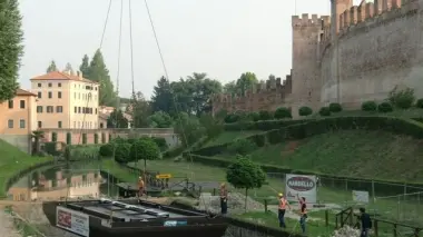 LA PIATTAFORMA. E’ stata posata sabato mattina, vi sarà costruito il bar