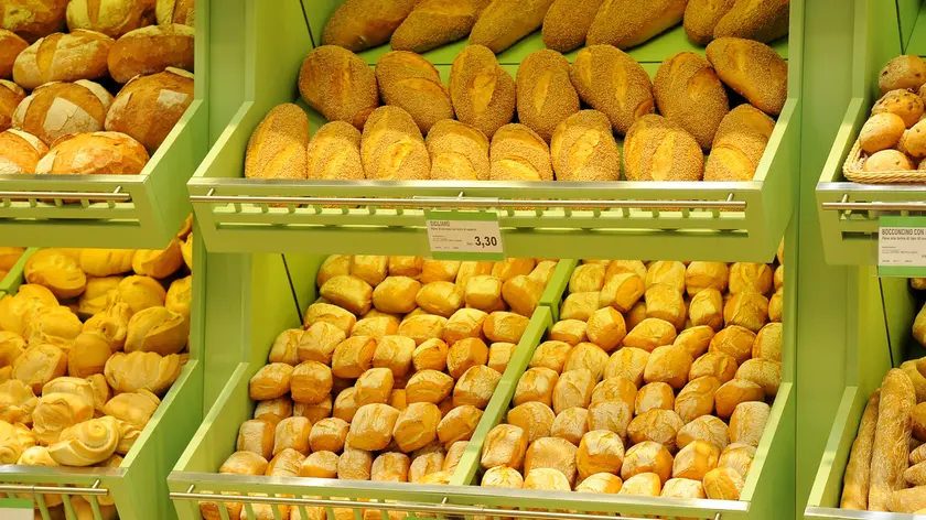 14/10/2015 Milano, nuova apertura supermercato Esselunga in Rozzano, nella foto pane