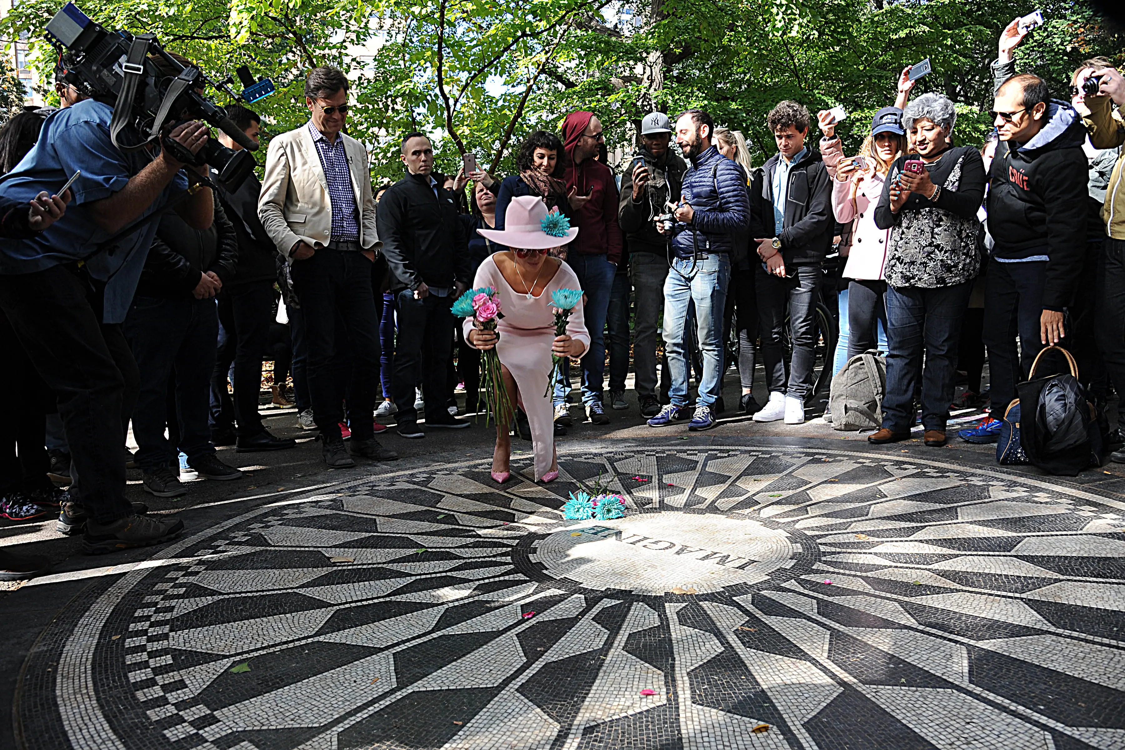 New York, Lady Gaga si reca al memoriale allo 'Strawberry Fields' il memoriale di John Lennon al Central Park