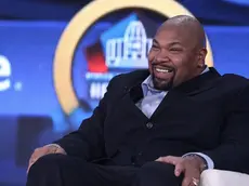 epa03566013 Larry Allen, former guard for the Dallas Cowboys and the San Francisco 49ers, is on stage after being announced as a 2013 Pro Football Hall of Fame Inductee before the Super Bowl in New Orleans, Louisiana, USA, on 02 February 2013. The 2013 Super Bowl will be held at the Mercedes-Benz Superdome in New Orleans on 03 February 2013. EPA/DAN ANDERSON