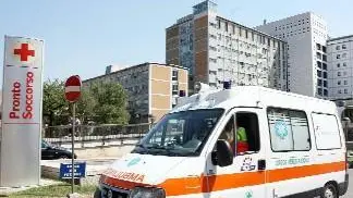 AMBULANZA ESCE DALL'OSPEDALE PRONTO SOCCORSO