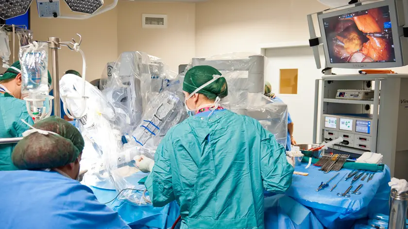Effettuato oggi al Campus Bio-Medico di Roma un intervento al cuore eseguito dal Professor Francesco Musumeci con robot "Da Vinci". L'operazione ha dato il via all'attività del nuovo Centro di Cardiochirurgia Robotica del Policlinico Universitario. Insieme al Prof. Nirav Patel, direttore del dipartimento di cardiochirurgia robotica del Lenox Hill Hospital di New York, Musumeci ha eseguito una ricostruzione di valvola mitrale su un paziente di 77 anni affetto da insufficienza valvolare mitralica severa..ANSA/UNIVERSITA' CAMPUS BIO-MEDICO DI ROMA.+++EDITORIAL USE ONLY - NO SALES+++