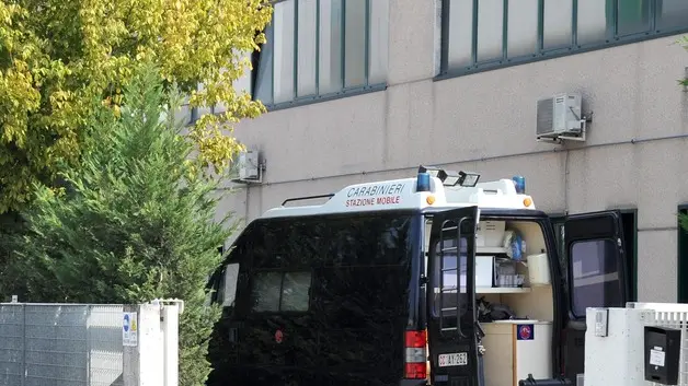 Belluco, Ag. Zangirolami. Bagnoli di s..Omicidio e 1 ferito grave alla ditta L. B. di Bagnoli in via Ottava Strada. Nella foto: i mezzi dei CC nascondono il punto dell’omicidio