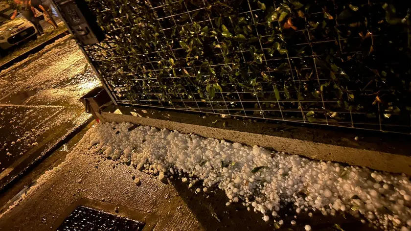 La grandine nella notte a Pieve di Soligo (foto Giovanni Dalla Betta)