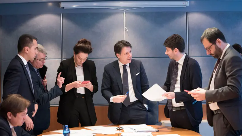 Il presidente del Consiglio, Giuseppe Conte, con i ministri Roberto Speranza, e Luigi Di Maio, e il capo della protezione civile Angelo Borrelli, durante una riunione, Roma, 24 febbraio 2020. ANSA/FILIPPO ATTILI/US CHIGI ++ NO SALES, EDITORIAL USE ONLY ++