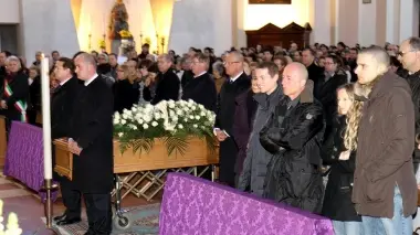 FUNERALI A MONSELICE L’addio a Marina Pittore, moglie di Giorgio Molon. Sotto Cestaro e Rino Foschi e un gruppo di giocatori Primavera