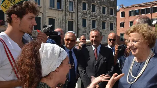 Una giovane attrice ( a sx nella foto) intrattiene con storielle yddish il ministro degli Interni Annamaria Cancellieri ( a dx nella foto) nel campo del Ghetto a Venezia, 2 settembre, durante la prima giornata del festival della Cultura Ebraica. ANSA/ANDREA MEROLA