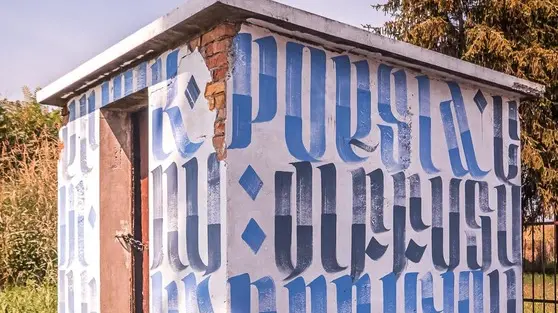 Monselice (PD), 26 agosto 2019. Murales dipinto nella casetta sul canale Bisatto a Monselice. Nella foto: