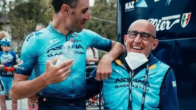 Il dottor Emilio Magni con Vincenzo Nibali un anno fa all'Astana