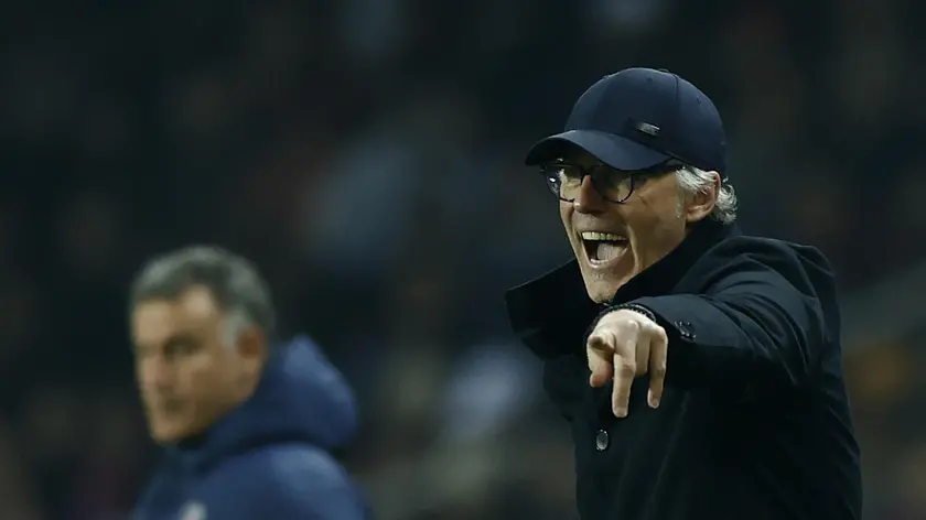 epa10556179 Lyon head coach Laurent Blanc (R) reacts during the French Ligue 1 soccer match between PSG and Olympique Lyonnais at the Parc des Princes stadium in Paris, France, 02 April 2023. EPA/YOAN VALAT