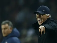 epa10556179 Lyon head coach Laurent Blanc (R) reacts during the French Ligue 1 soccer match between PSG and Olympique Lyonnais at the Parc des Princes stadium in Paris, France, 02 April 2023. EPA/YOAN VALAT