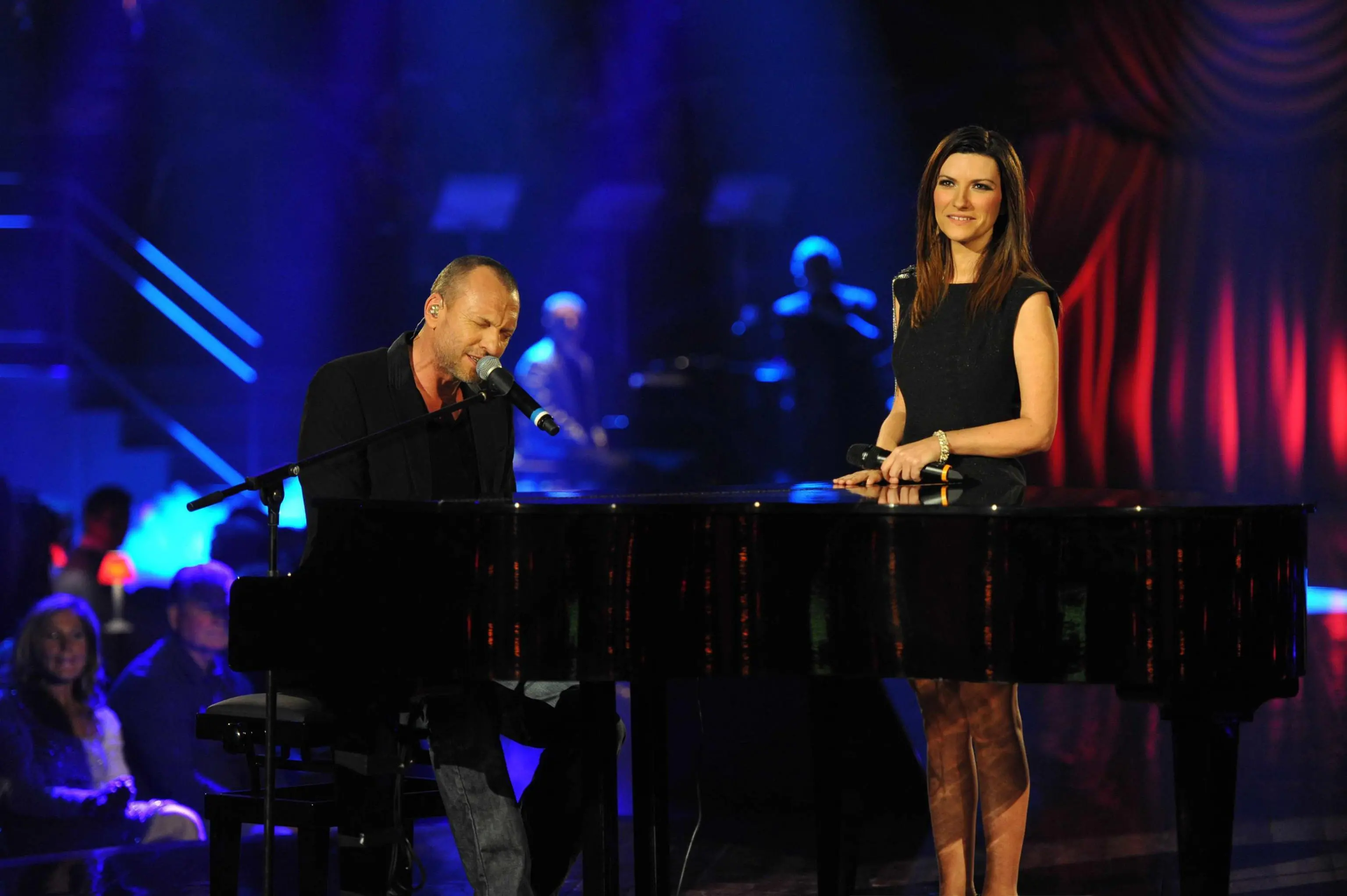 Laura Pausini e Biagio Antonacci duettano in una foto di archivio..ANSA / LUCA ZOMPARELLI UFFICIO STAMPA ++HO NO SALES EDITORIAL USE ONLY++
