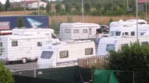 NOMADI. Roulotte nel parcheggio