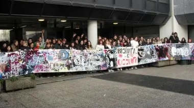 SCUOLE OCCUPATE. Gli studenti in auto-gestione al Fanoli e, a sinistra, i loro «colleghi» al Meucci