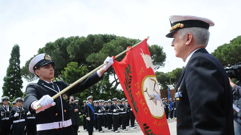 Agostini Interpress Venezia, 08.05.2010.- Il Com. della scuola della Marina Militare Francesco Morosini, mentre consegna la bandiera alle reclute del I° corso.-