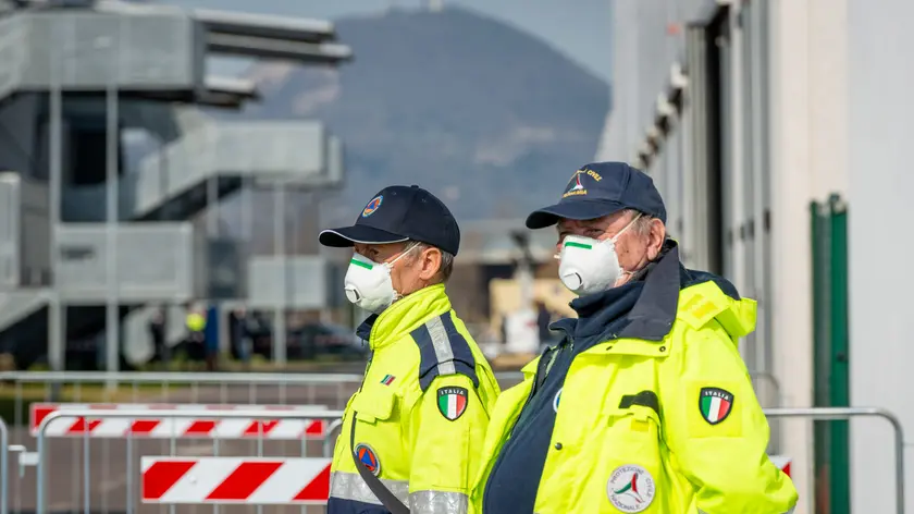 Monselice (PD), 22 Febbraio 2020. Caso Coronavirus a Monselice, il giorno dopo. Nella foto: la Protezione Civile vigila l'accesso alla tendopoli