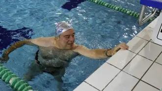 IN ACQUA. Zanonato in piscina subito dopo il tuffo inaugurale