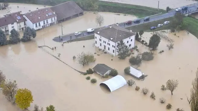 L'alluvione dei giorni scorsi in Veneto, in una veduta aerea ripresa il 2 novembre 2010 a Cresole di Caldogno, in provincia di Vicenza. Mentre sulla regione incombe la minaccia di nuove precipitazioni, a constatare di persona i disastri del maltempo degli ultimi giorni è giunto il capo della protezione civile Guido Bertolaso che oggi ha sorvolato le zone colpite e incontrato i sindaci nelle prefetture di Padova,Vicenza,Verona. La gravità dell'alluvione, con danni quantificati in un miliardo di euro dal presidente della Regione Luca Zaia, si evince dalla minaccia di Confindustria Vicenza di smettere di pagare le tasse. "Questa volta non passa - afferma il vicepresidente degli industriali vicentini, Luciano Vescovi - se non ci sarà da parte dello Stato sostegno alle imprese e ai cittadini vicentini, noi non pagheremo le tasse". "Questa volta - aggiunge - siamo veramente stufi e questa considerazione che faccio è apolitica e non leghista". A Vicenza, spiega, "il manifatturiero è in ginocchio". ANSA / VIGILI DEL FUOCO