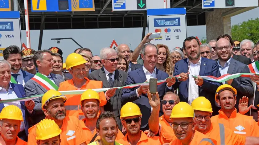 Il Governatore del Veneto Luca Zaia e il Ministro degli Interni Matteo Salvini (al centro della foto) tagliano il nastro durante la cerimonia di inaugurazione della Pedemontana autostrada, nel tratto vicentino, oggi 3 giugno 2019. ANSA/ANDREA MEROLA