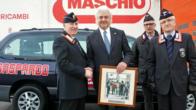 CAMPODARSEGO (PD) 13-12-2011 Via Marcello 73, azienda Maschio Gaspardo. La Maschio Gaspardo dona all'Associazione Nazionale Carabinieri, sezione di Cadoneghe, un monovolume Chrysler.Tenente Colonnello Feederico Peri stringe la mano ad Egidio Maschio, presidente della Maschi Gaspardo.