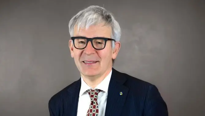 Francesco Rossi, 61 anni, residente a Piazzola sul Brenta, socio dello studio padovano di diritto del lavoro Miazzi-Cester-Rossi, consigliere dell’Ordine dal 2014 al 2018 prima di assumere nel 2019 la carica di presidente della Fondazione forense