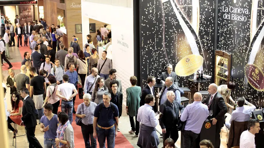 Il pubblico tra gli stand all'interno di Vinitaly 2014 ANSA/FOTO ENNEVI-VERONA FIERE/++ NO SALES, EDITORIAL USE ONLY. NO ARCHIVES ++