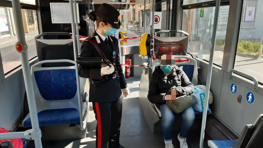 Controlli dei carabinieri a bordo di un mezzo di Busitalia a Padova