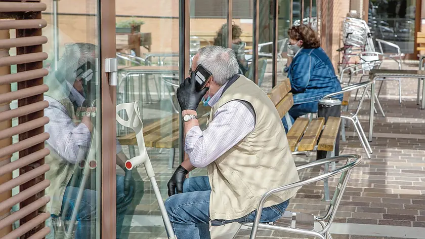 casa di riposo La Salute di Fiesso - progetto "ponte di vista " far vedere i residenti anziani ai visitatori nelle vetrate e connessione tramite cellulare. dopo un paio di mesi gli ospiti possono vedere e parlare con i familiari