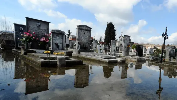 Monselice, 06.03.2013 Degrado al cimitero cittadino Nella foto: l'area centrale totalmente allagata ph. Zangirolami