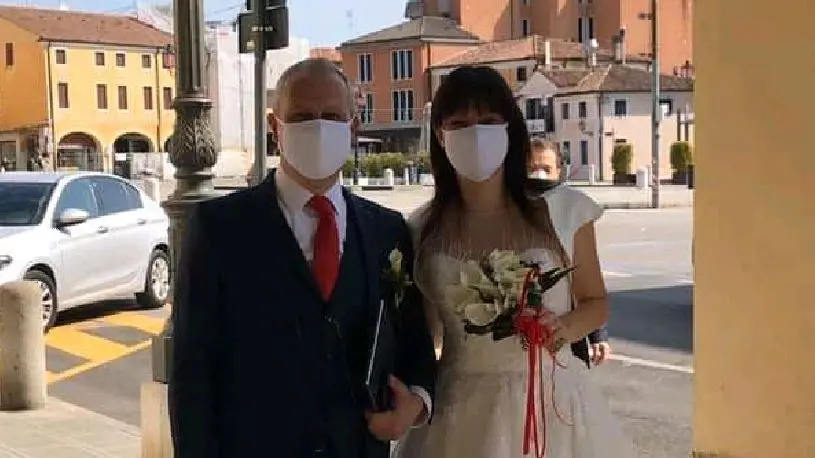 Mauro Casarotto e Ivana Kostic davanti al municipio di Mirano, dove hanno pronunciato il loro "sì"