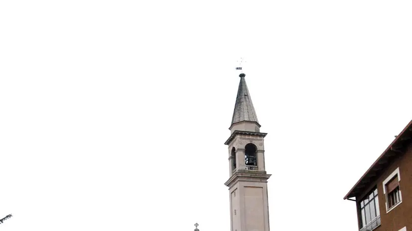 La chiesa di Pernumia. A sinistra, la canonica
