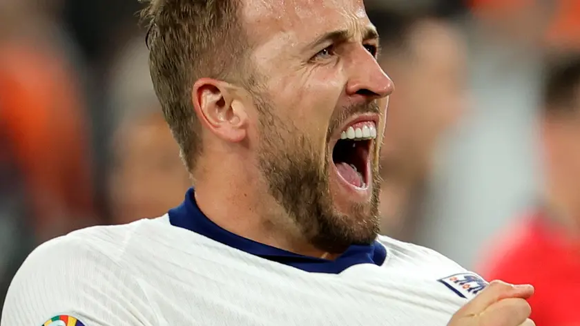 epa11471587 Harry Kane of England celebrates to supporters after winning the UEFA EURO 2024 semi-finals soccer match between Netherlands and England, in Dortmund, Germany, 10 July 2024. EPA/RONALD WITTEK