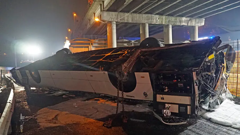 Il bus precipitato dal cavalcavia Vempa a Mestre a ottobre 2023