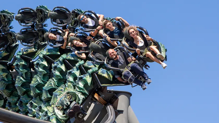 Nella prima fila di seggiolini di Raptor Nicola Granuzzo, Rides Manager di Gardaland, e Gaia, la 18 milionesima passeggera